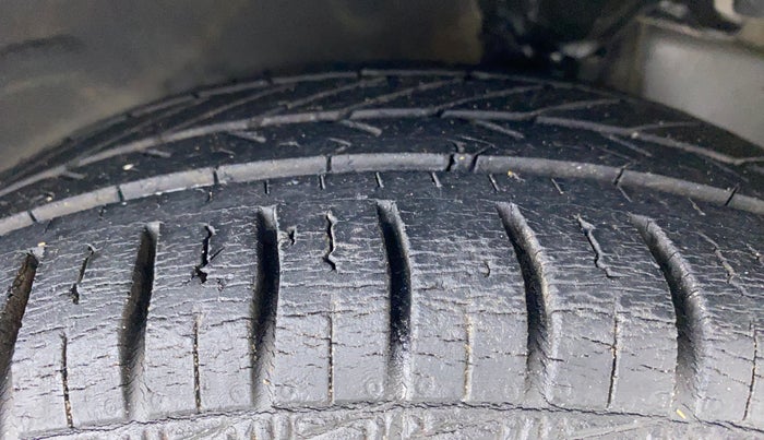 2014 Hyundai Eon MAGNA PLUS, Petrol, Manual, 47,296 km, Right Front Tyre Tread