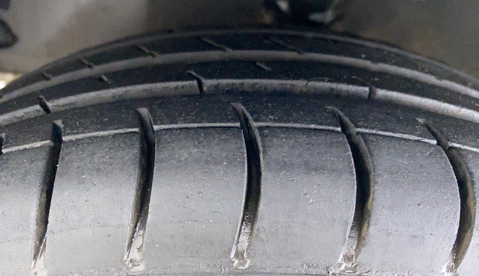 2014 Hyundai Eon MAGNA PLUS, Petrol, Manual, 47,296 km, Left Front Tyre Tread