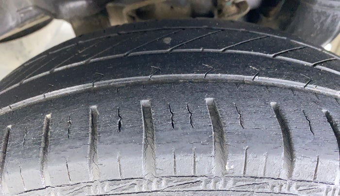 2014 Hyundai Eon MAGNA PLUS, Petrol, Manual, 47,296 km, Left Rear Tyre Tread