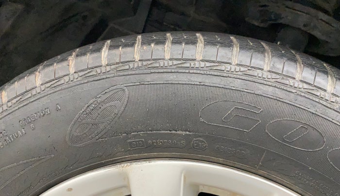 2013 Maruti Ertiga ZDI, Diesel, Manual, 31,944 km, Left front tyre - Minor crack