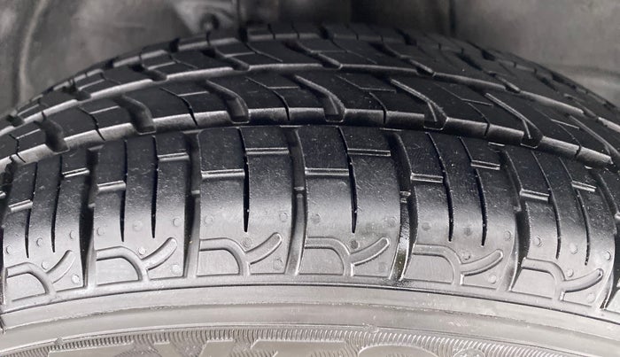 2014 Maruti Wagon R Stingray VXI, Petrol, Manual, 22,328 km, Right Front Tyre Tread