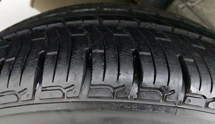 2016 Mahindra Kuv100 K8 5 STR, Petrol, Manual, 29,580 km, Right Rear Tyre Tread