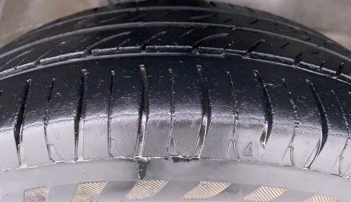 2015 Maruti Wagon R Stingray VXI, Petrol, Manual, 70,678 km, Right Front Tyre Tread