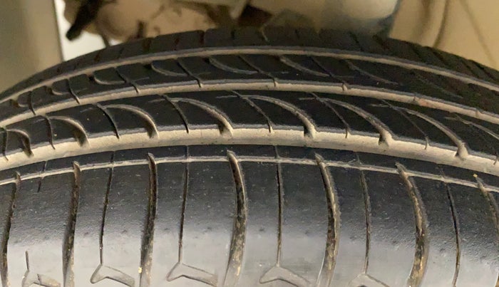 2014 Datsun Go T, Petrol, Manual, 65,761 km, Left Front Tyre Tread