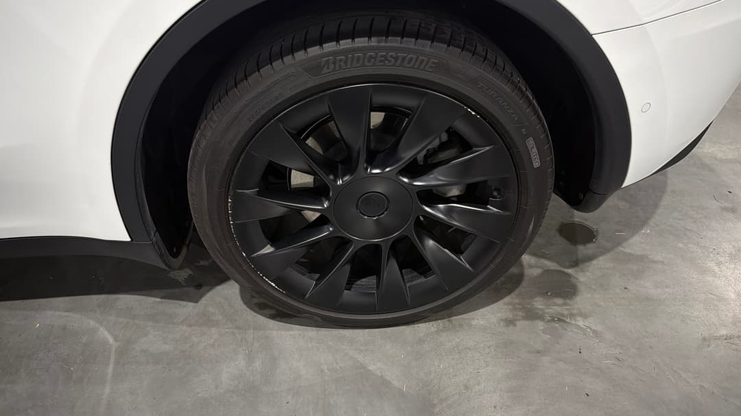 2023 Tesla Model Y Rear-wheel Drive, Automatic, 51169 km, Left Rear Wheel