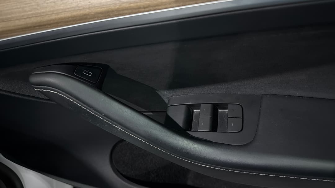 2023 Tesla Model Y Rear-wheel Drive, Automatic, 51169 km, Drivers Side Door Panel Controls