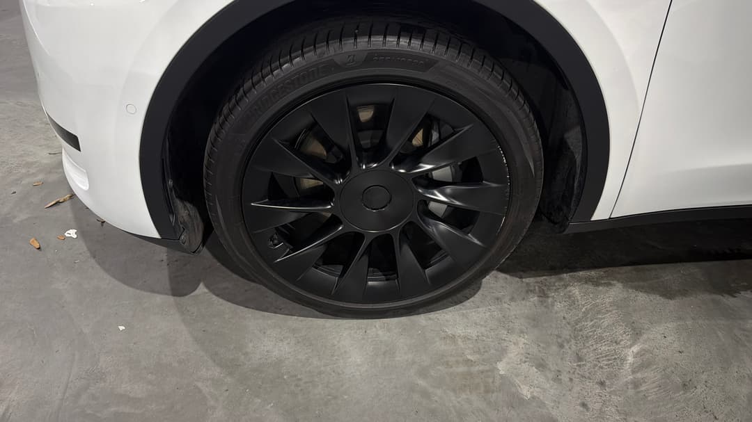 2023 Tesla Model Y Rear-wheel Drive, Automatic, 51169 km, Left Front Wheel