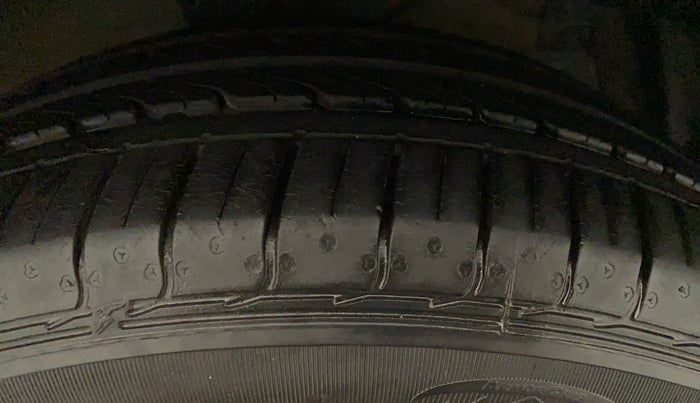 2019 Maruti Ciaz DELTA 1.5 SHVS MT PETROL, Petrol, Manual, 11,136 km, Right Front Tyre Tread