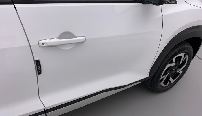 2022 Nissan MAGNITE XV EXECUTIVE, Petrol, Manual, 32,636 km, Driver-side door - Minor scratches
