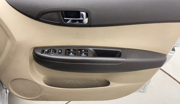 2013 Hyundai i20 MAGNA O 1.2, Petrol, Manual, 33,650 km, Driver Side Door Panels Control