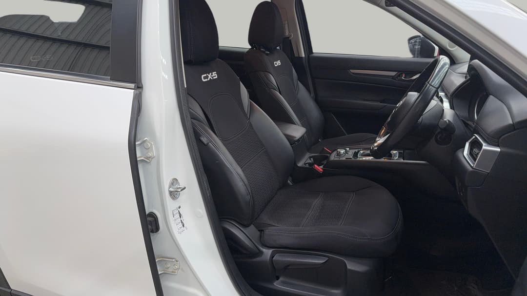 2018 Mazda CX-5 Touring (4x4), Automatic, 68355 km, Right Side Front Door Cabin View