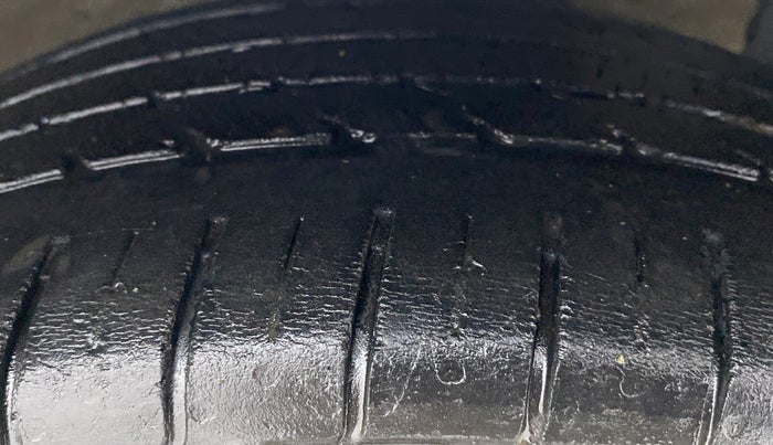 2018 Maruti Ciaz ALPHA 1.5 MT VTVT SHVS, Petrol, Manual, 36,399 km, Right Front Tyre Tread
