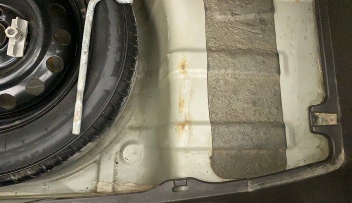 2011 Hyundai i20 MAGNA (O) 1.2, Petrol, Manual, 32,646 km, Boot floor - Slight discoloration