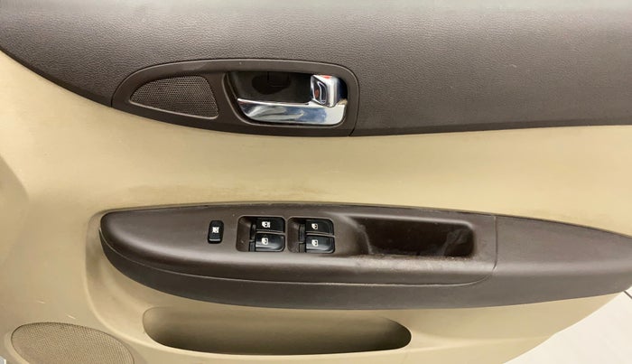 2011 Hyundai i20 MAGNA (O) 1.2, Petrol, Manual, 32,646 km, Right front window switch / handle - Minor damage