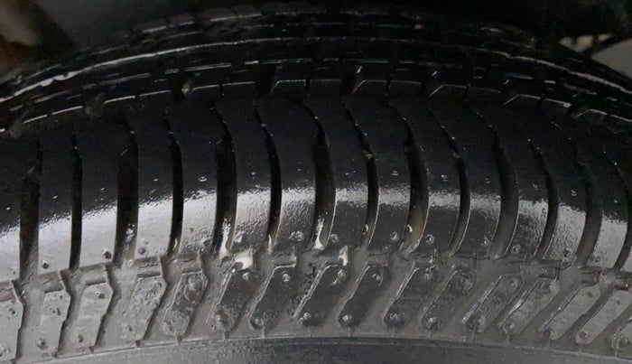 2015 Maruti Swift Dzire VXI, Petrol, Manual, 22,020 km, Left Front Tyre Tread