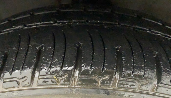 2013 Hyundai i20 MAGNA 1.2, Petrol, Manual, 68,684 km, Right Front Tyre Tread