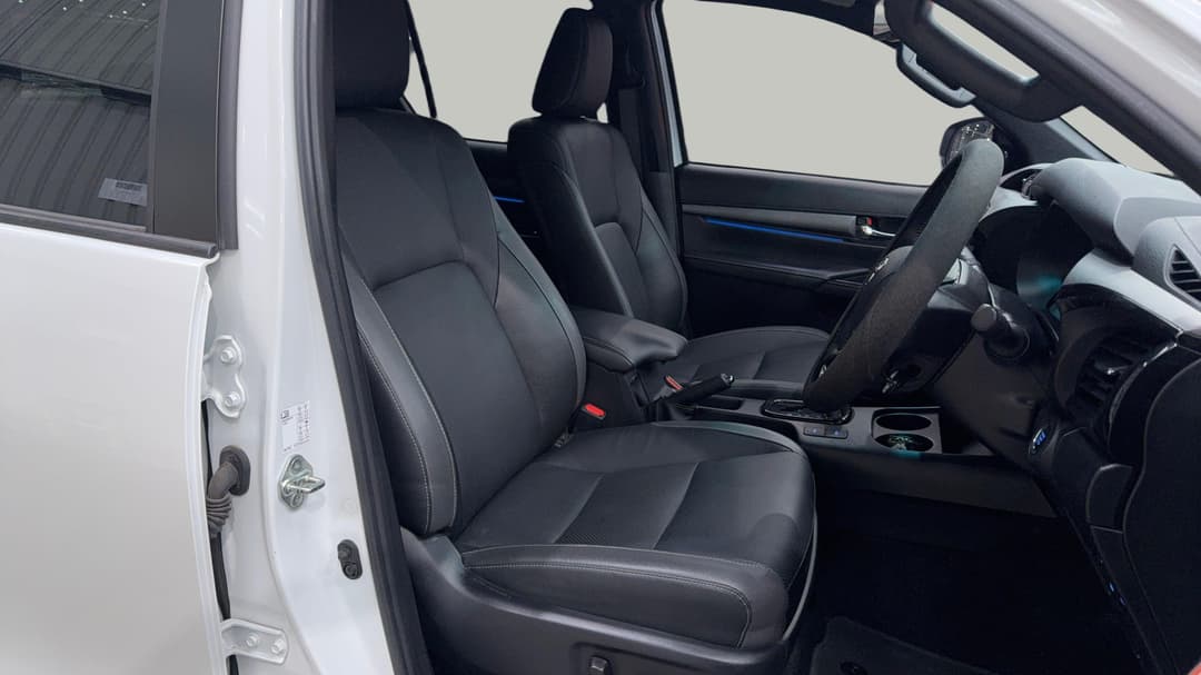 2023 Toyota Hilux Rogue (4x4), Automatic, 36608 km, Right Side Front Door Cabin View