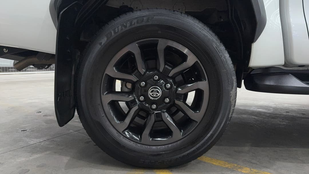 2023 Toyota Hilux Rogue (4x4), Automatic, 36608 km, Right Rear Wheel