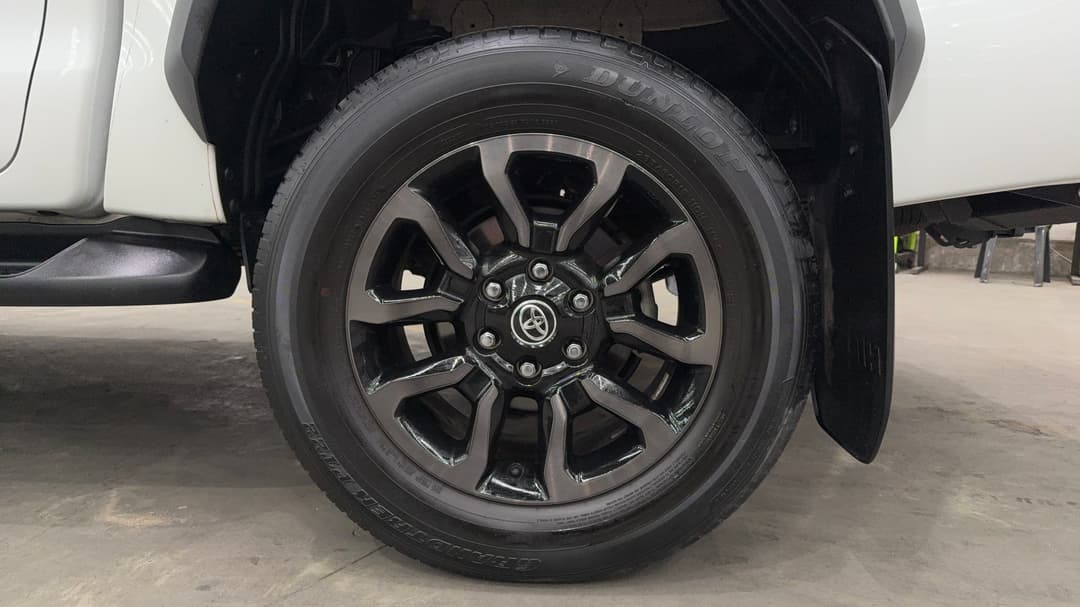 2023 Toyota Hilux Rogue (4x4), Automatic, 36608 km, Left Rear Wheel