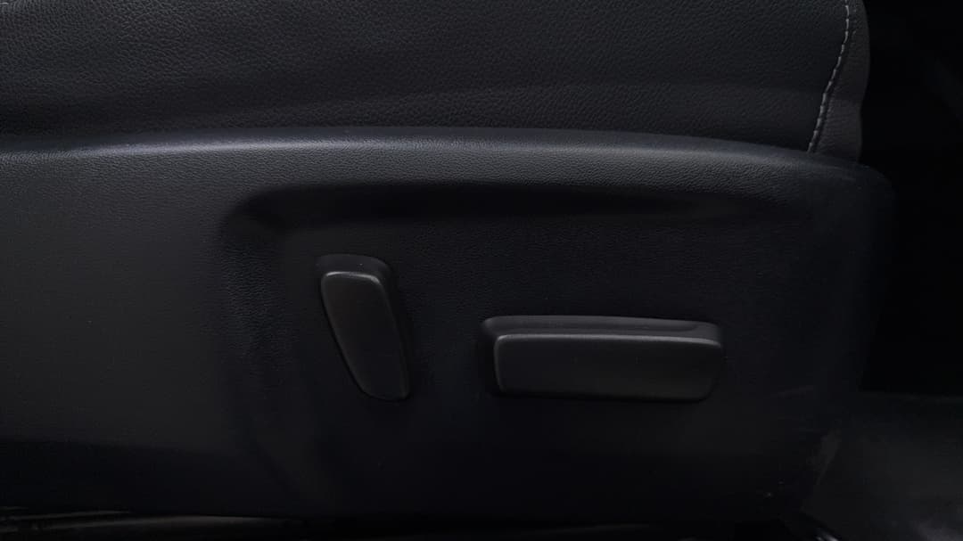 2023 Toyota Hilux Rogue (4x4), Automatic, 36608 km, Drivers Side Adjustment Panel