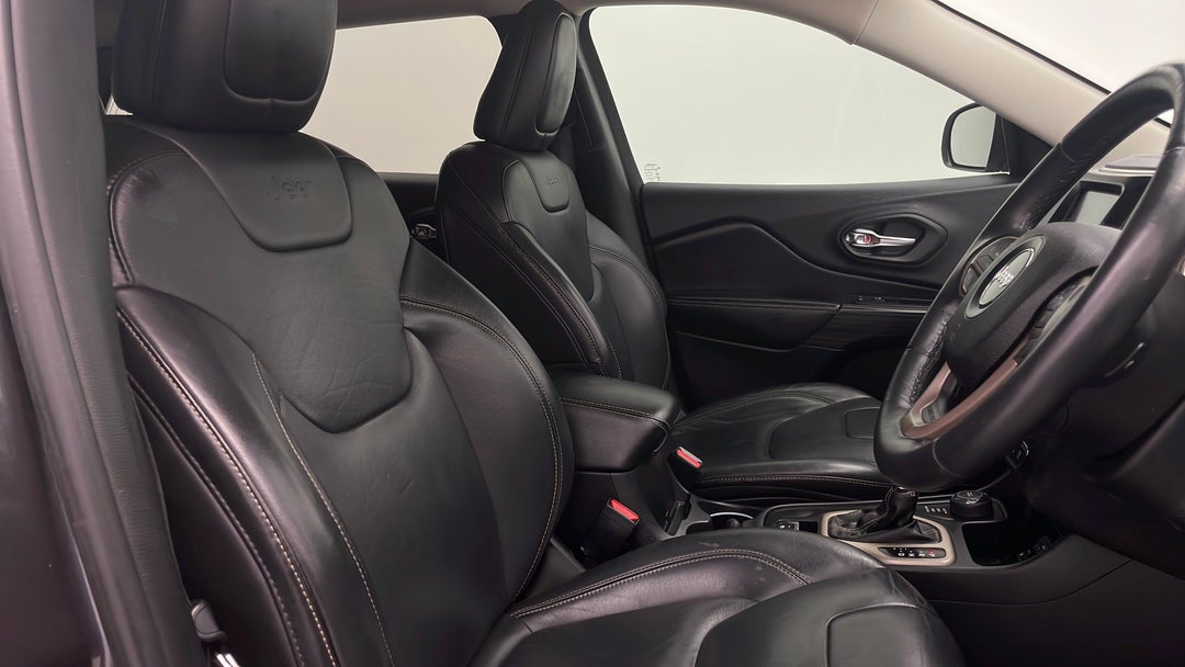 2015 Jeep Cherokee Limited (4x4), Automatic, 124418 km, Right Side Front Door Cabin View