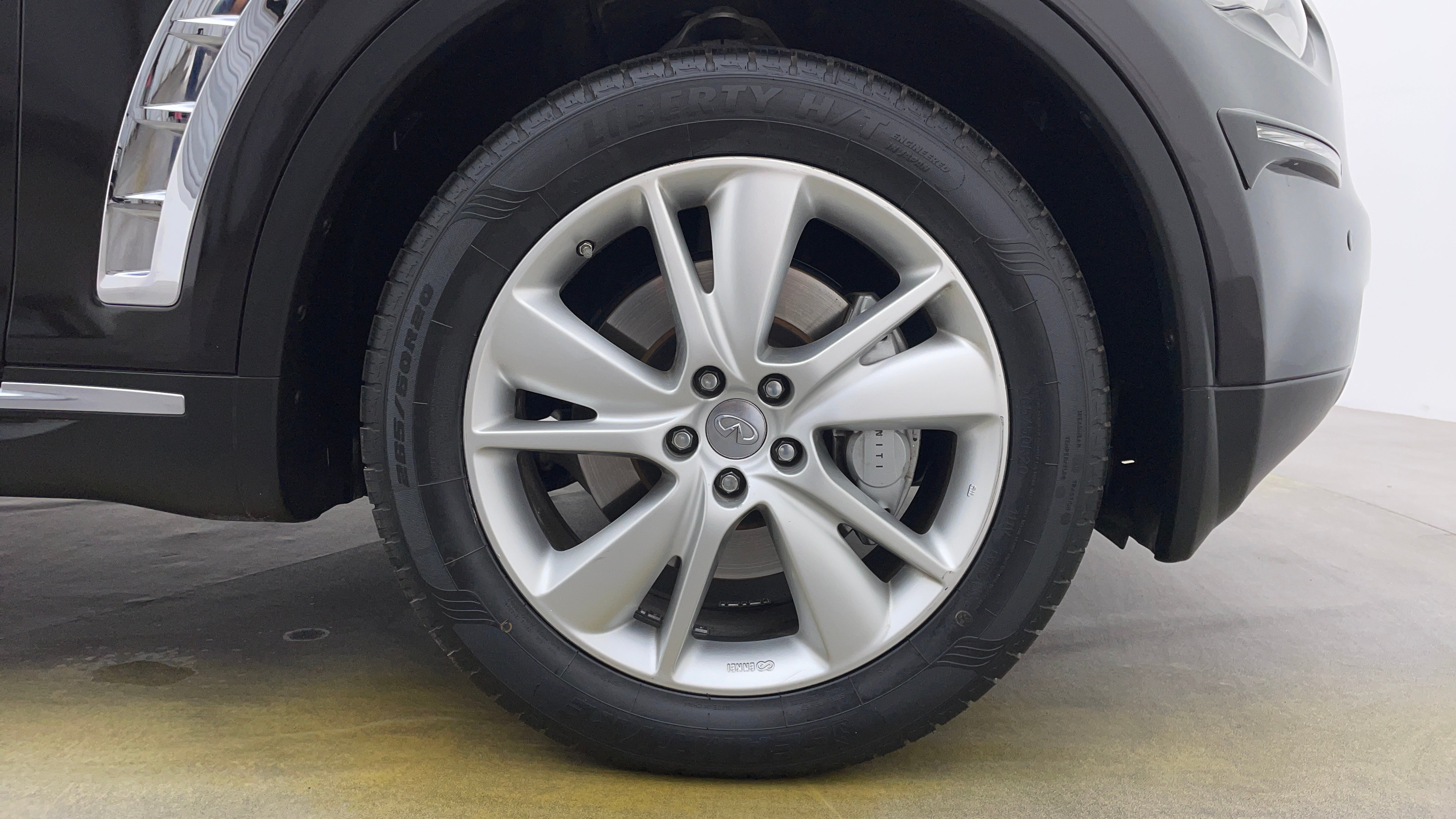 Infiniti QX70-Right Front Tyre