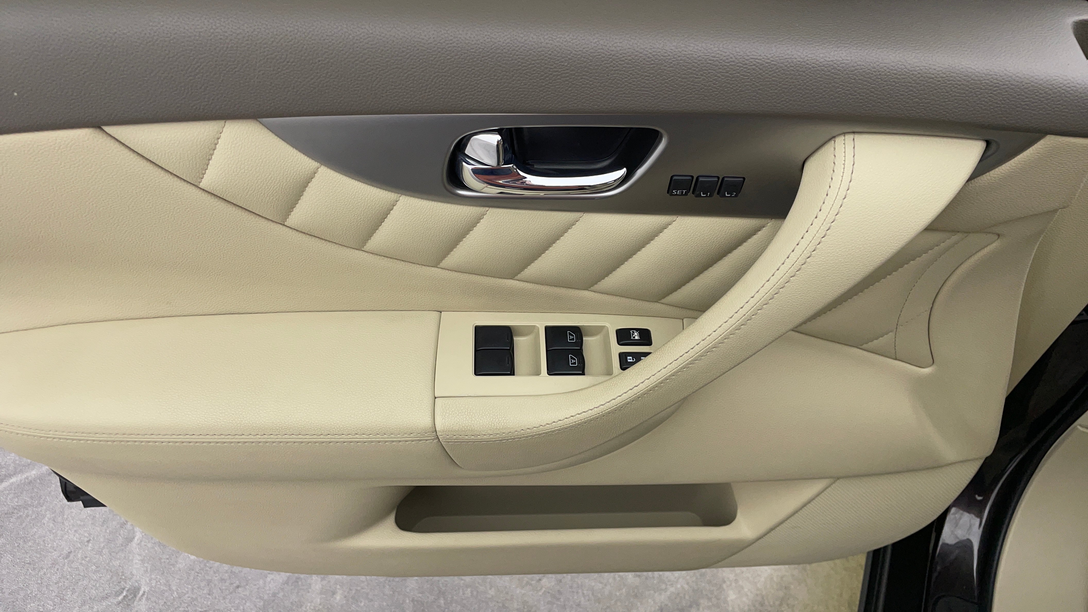 Infiniti QX70-Driver Side Door Panels Controls