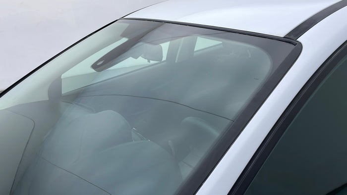 FORD FOCUS-Windshield Front Scratch
