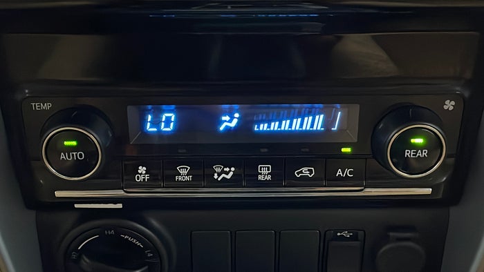 TOYOTA FORTUNER-Automatic Climate Control