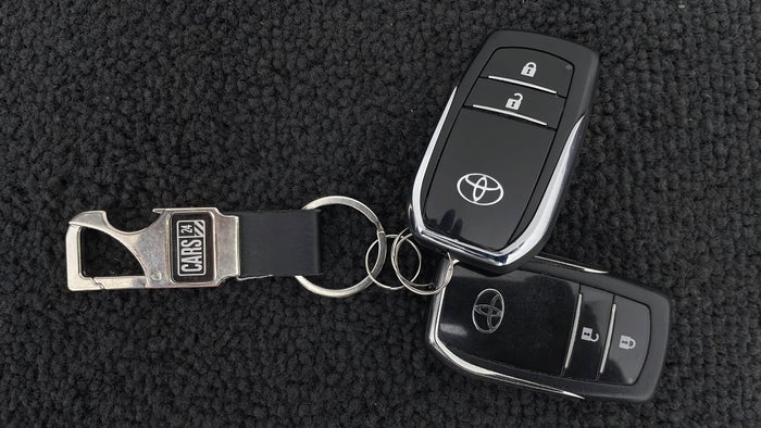 TOYOTA FORTUNER-Key Close-up