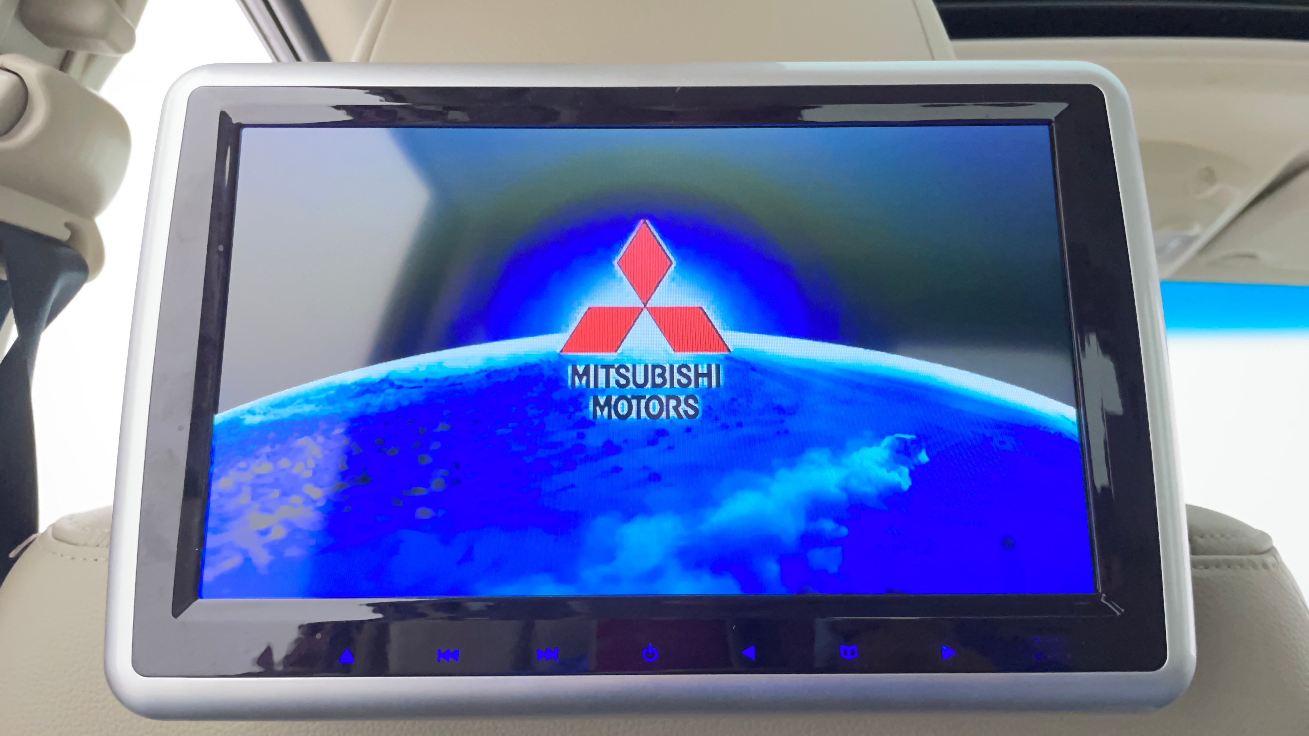Mitsubishi Pajero-Display Screen For Rear Passengers