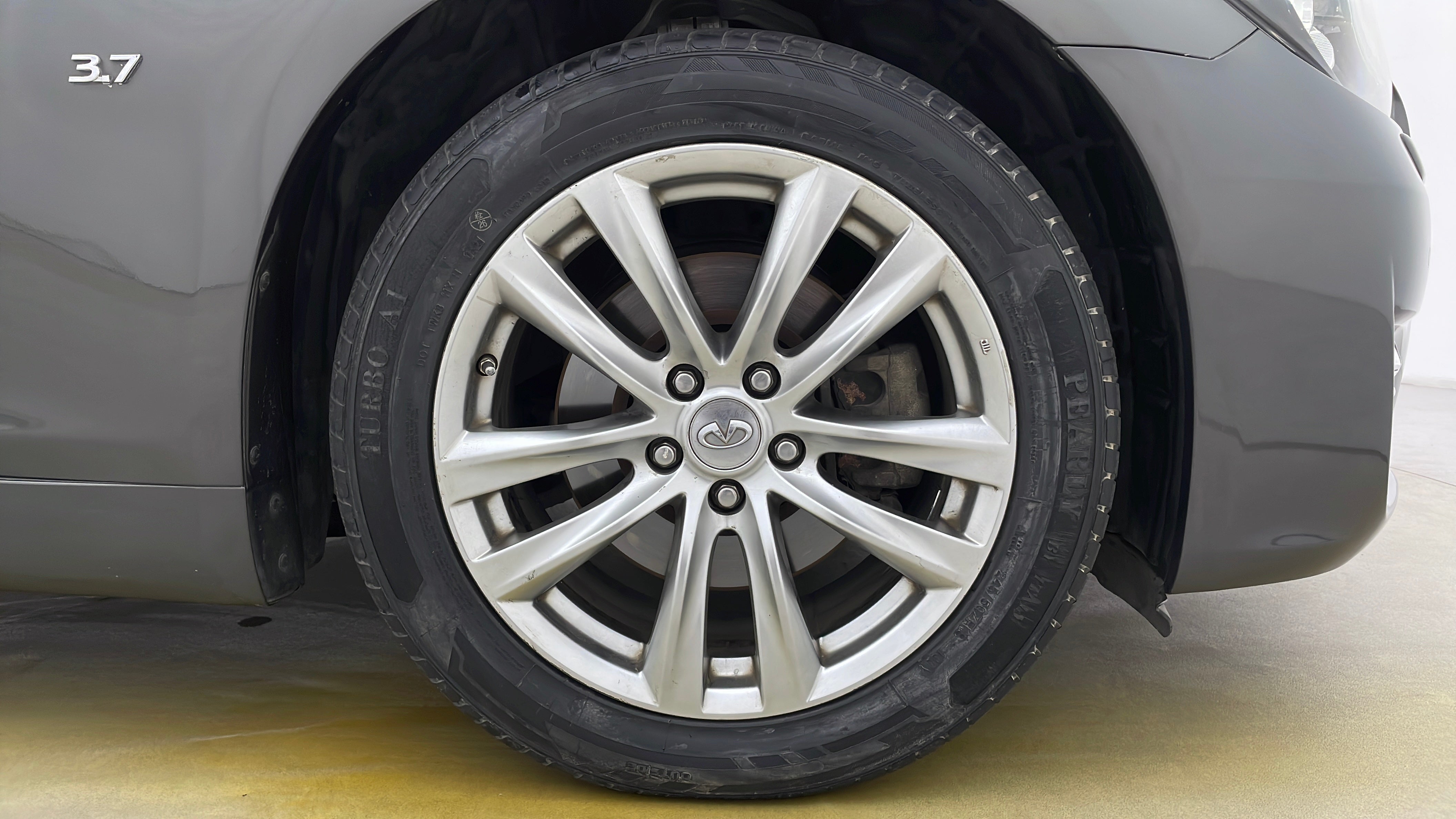 Infiniti Q70-Right Front Tyre