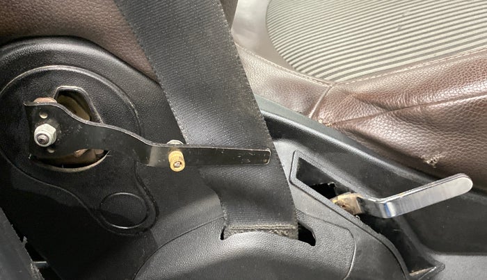 2015 Fiat Avventura EMOTION MULTIJET 1.3, Diesel, Manual, 59,581 km, Driver seat - Folding lever cover has minor damage