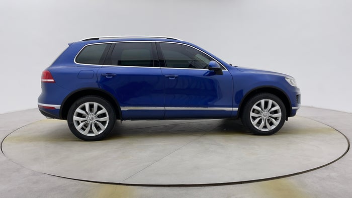 Volkswagen Touareg-Right Side View