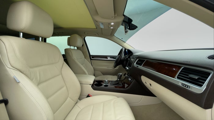 Volkswagen Touareg-Right Side Front Door Cabin View
