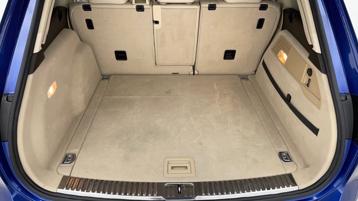 Volkswagen Touareg-Boot Inside View