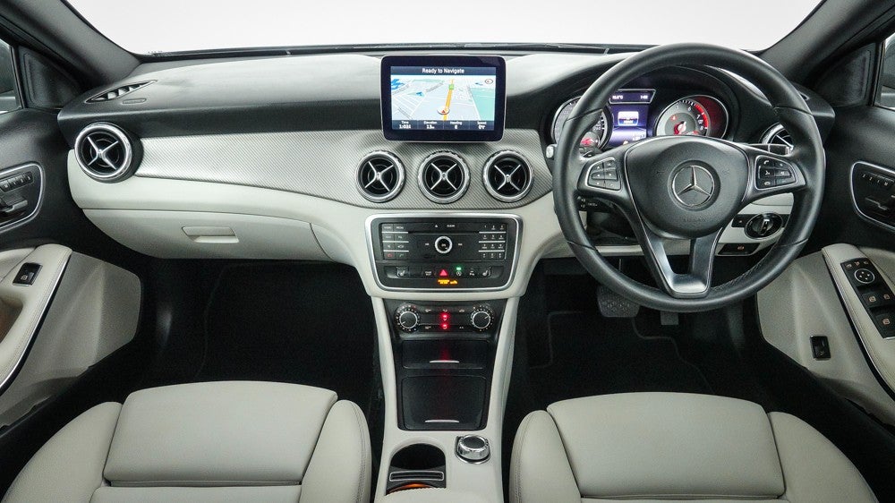 2016 Mercedes-benz GLA 180, Automatic, 18344 km, Dashboard View