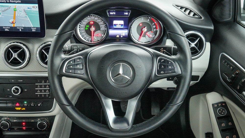 2016 Mercedes-benz GLA 180, Automatic, 18344 km, Steering Wheel Close-up