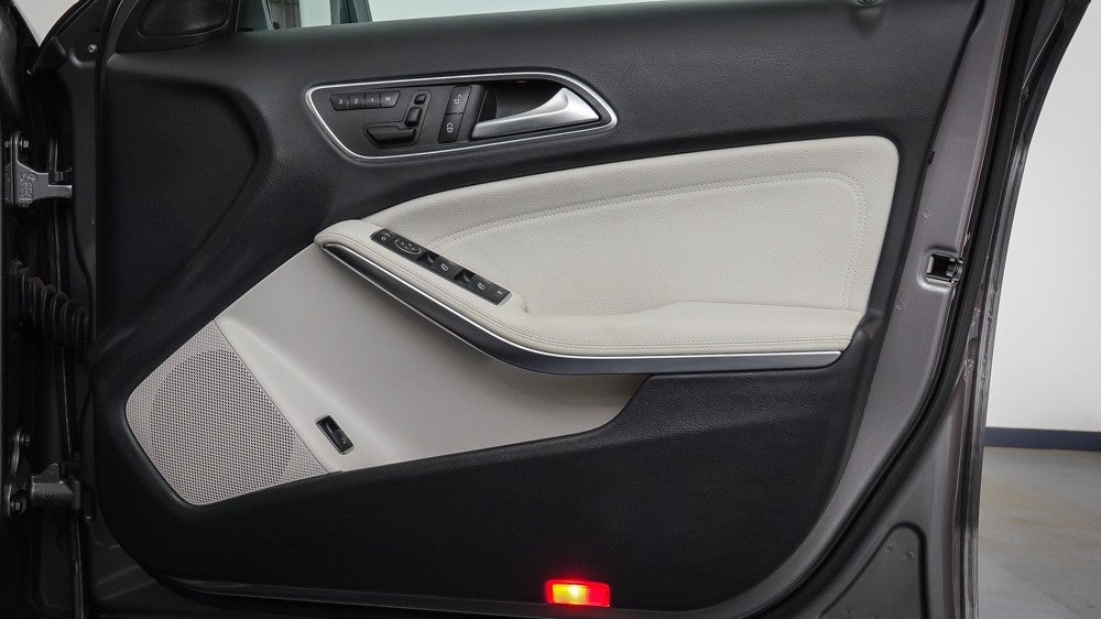 2016 Mercedes-benz GLA 180, Automatic, 18344 km, Speaker View