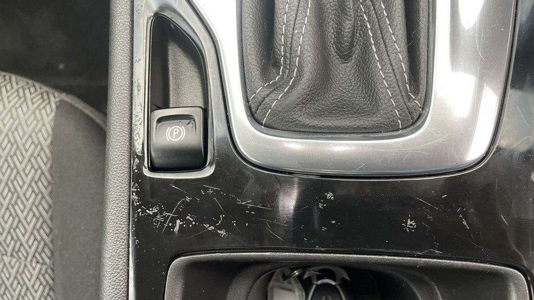 2018 Holden Commodore Lt, Automatic, 77133 km, Center Console Scratch