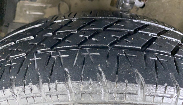 2015 Maruti Swift VXI D, Petrol, Manual, 55,775 km, Left Front Tyre Tread