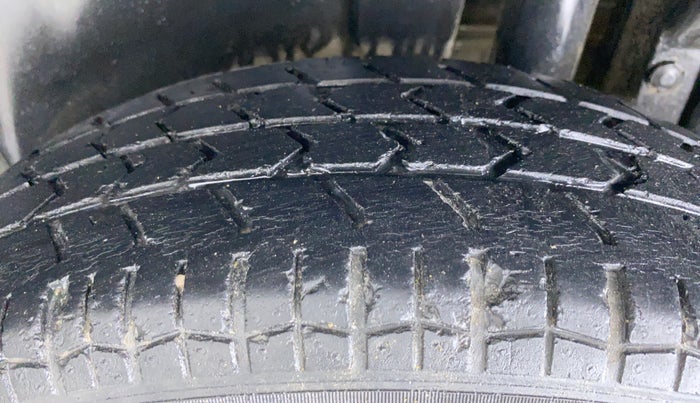2015 Maruti Swift VXI D, Petrol, Manual, 55,775 km, Left Rear Tyre Tread