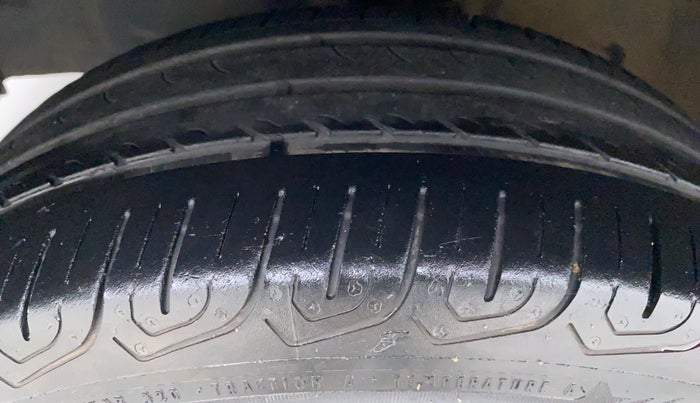 2013 Toyota Etios Liva G, Petrol, Manual, 49,940 km, Left Front Tyre Tread