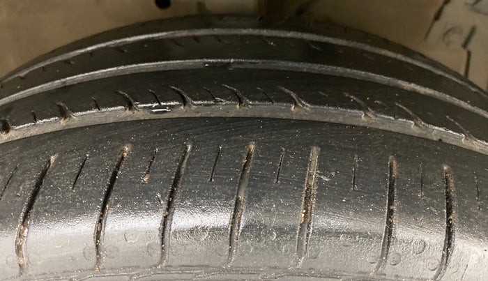 2017 Maruti Swift ZDI, Diesel, Manual, 93,786 km, Right Front Tyre Tread