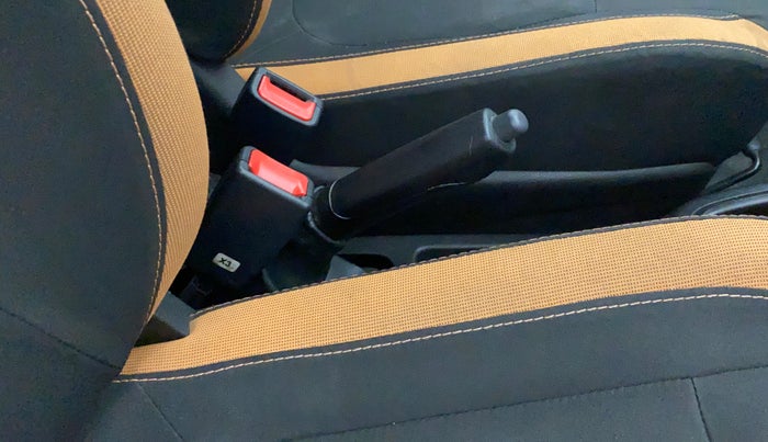 2017 Renault Kwid CLIMBER 1.0 AMT, Petrol, Automatic, 65,197 km, Gear lever - Hand brake lever cover torn