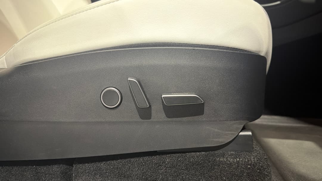 2023 Tesla Model Y Long Range, Automatic, 19209 km, Drivers Side Adjustment Panel