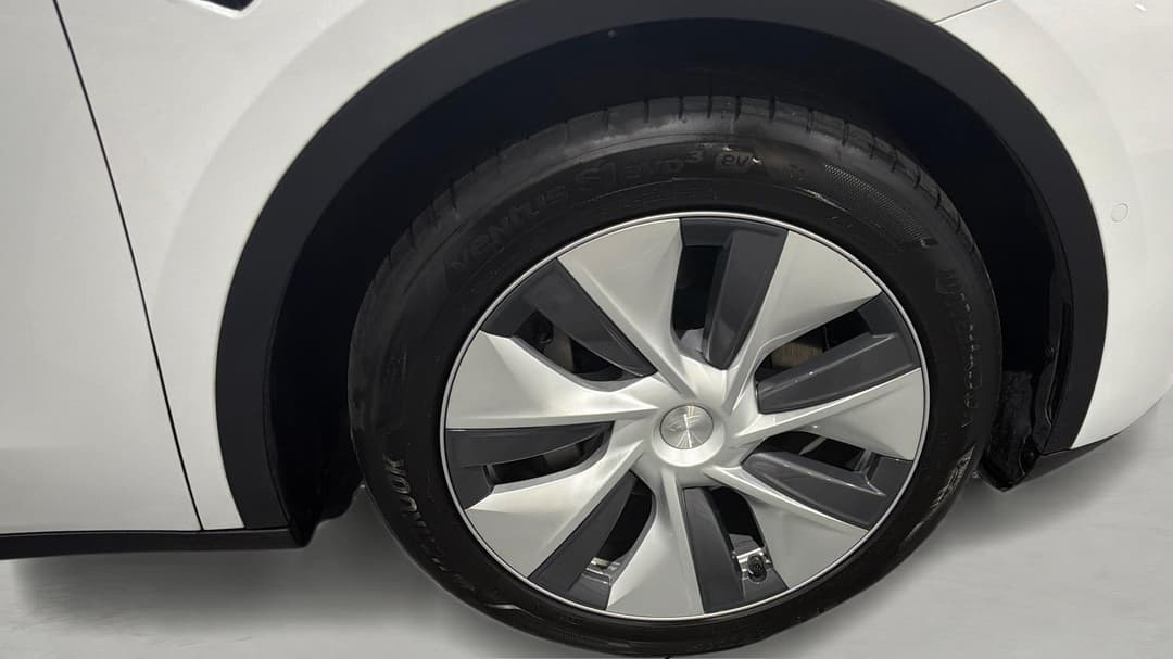 2023 Tesla Model Y Long Range, Automatic, 19209 km, Right Front Wheel