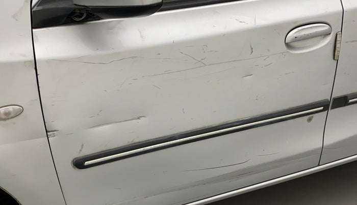 2014 Toyota Etios Liva G, Petrol, Manual, 36,837 km, Front passenger door - Minor scratches