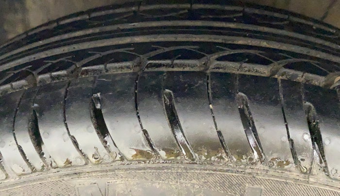 2014 Toyota Etios Liva G, Petrol, Manual, 36,837 km, Left Front Tyre Tread