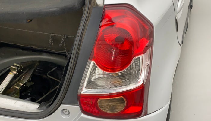 2014 Toyota Etios Liva G, Petrol, Manual, 36,837 km, Right tail light - Minor damage